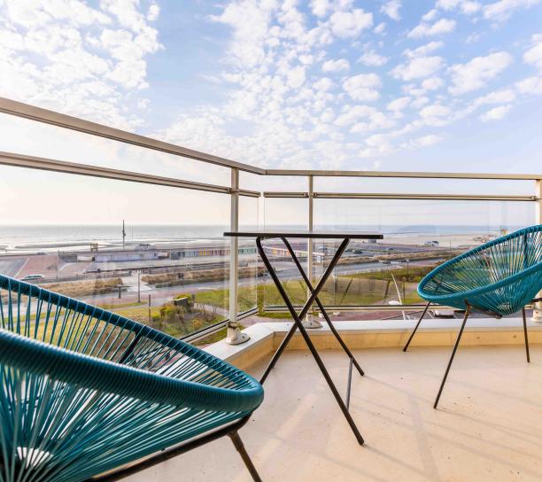 Balcon avec une vue sur le front de mer