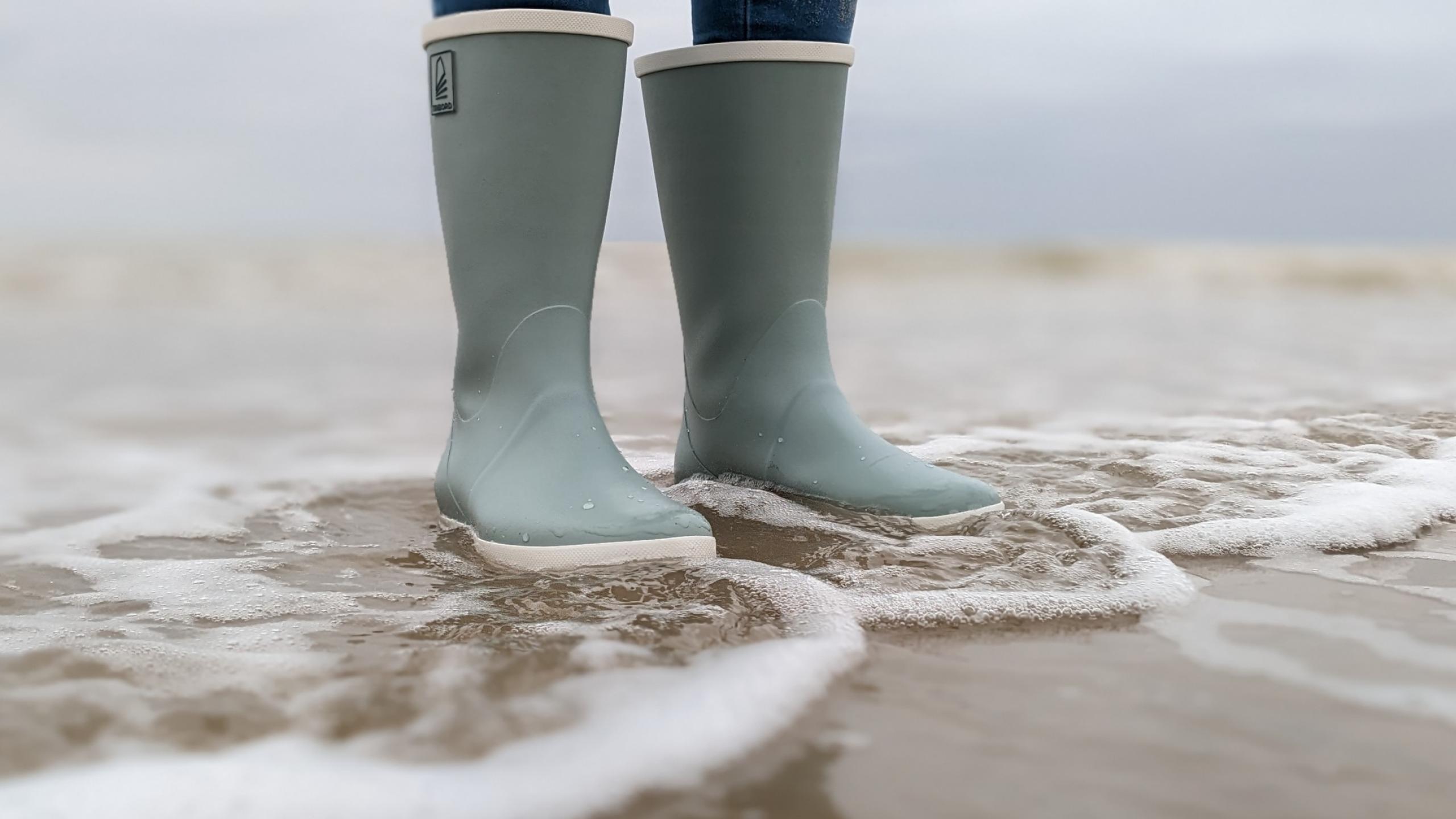 des bottes dans l'écume de mer au Touquet